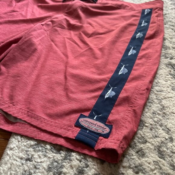 VINEYARD VINES Men's 7 inch On-the-Go Boardshorts 38 red shark stripe - Picture 3 of 6